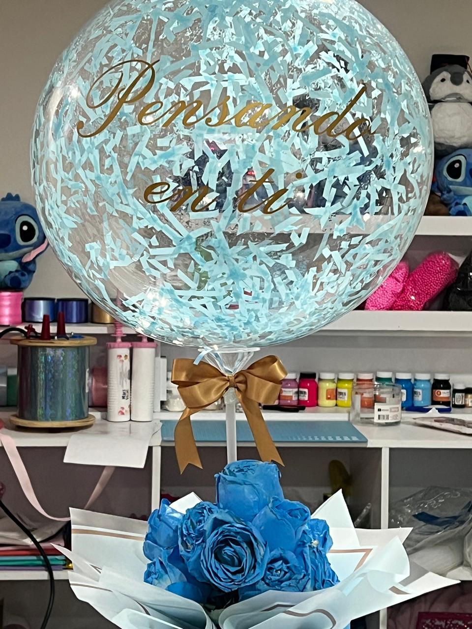 Arreglo de globo y flores