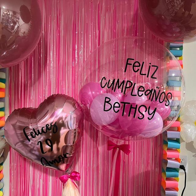 Globo burbuja transparente con corazones rosas y mensaje personalizado, hecho por Globo Soph