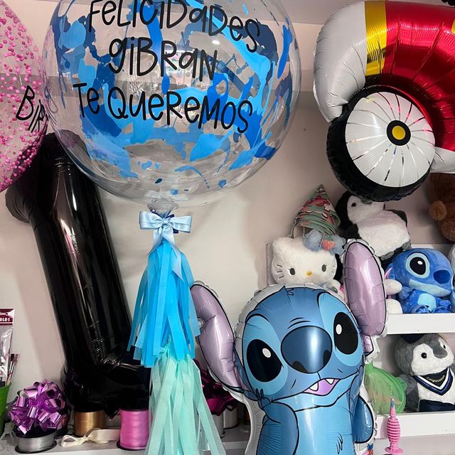 Globo burbuja transparente pintado a mano en azul con mensaje personalizado, hecho por Globo Soph