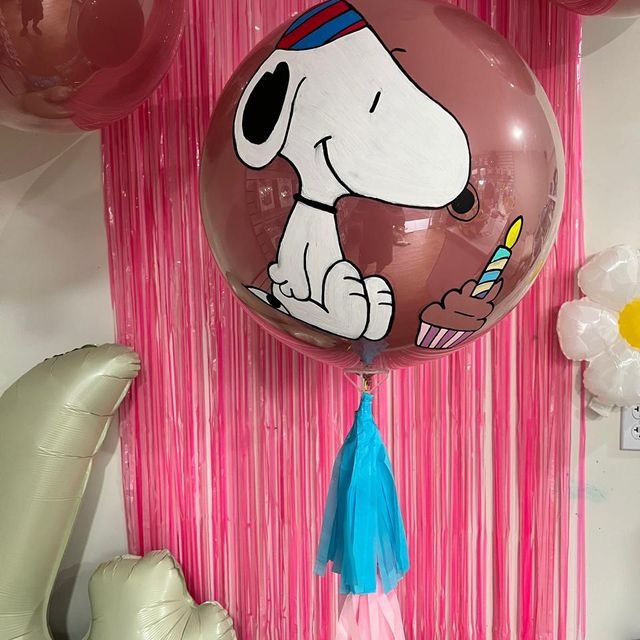 Globo burbuja pintado a mano con el personaje Snoopy, hecho por Globo Soph