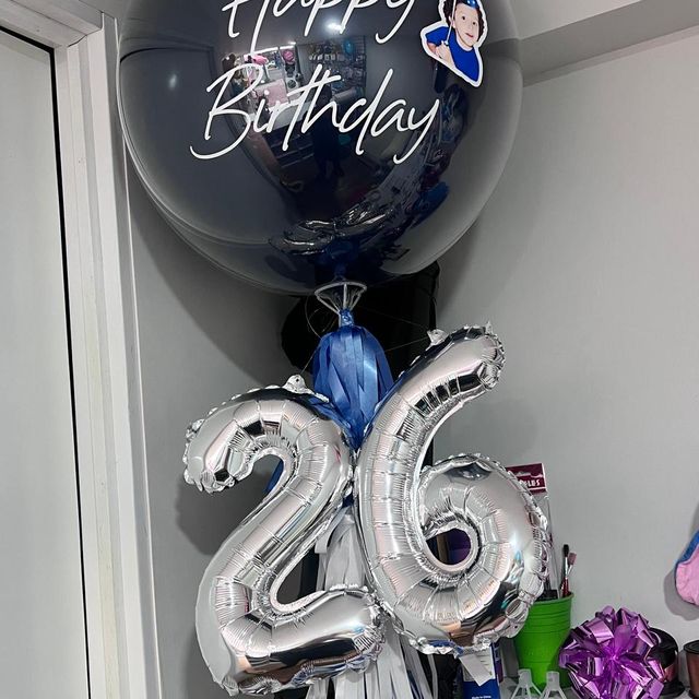 Globo burbuja negra con texto Happy Birthday, sticker de foto y números gigantes, hecho por Globo Soph
