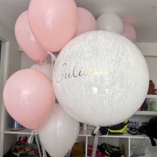Burbuja blanca con globos de helio y nombre personalizado, hecha por Globo Soph