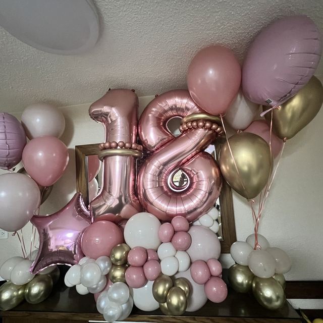 Arreglo de globos con número gigante hecho por Globo Soph