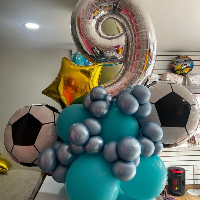Bouquet con número 9 metálico, estrella dorada y balones de fútbol, hecho por Globo Soph
