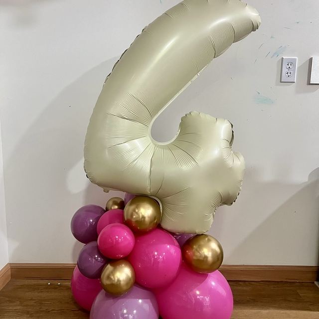 Arreglo de globos con helio y número gigante en rosa y dorado, hecho por Globo Soph