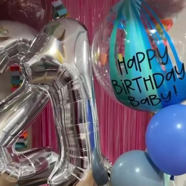 Bouquet con número, burbuja pintada a mano y globos de látex, hecho por Globo Soph
