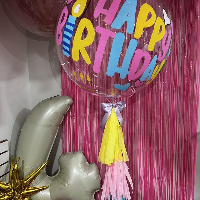Globo burbuja transparente pintado a mano con la frase Happy Birthday, hecho por Globo Soph
